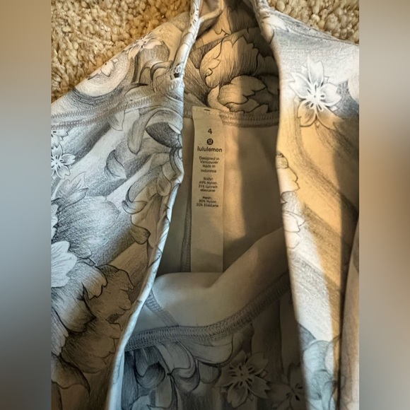 Wunder Under Cropped High Rise - Picture 2 of 3